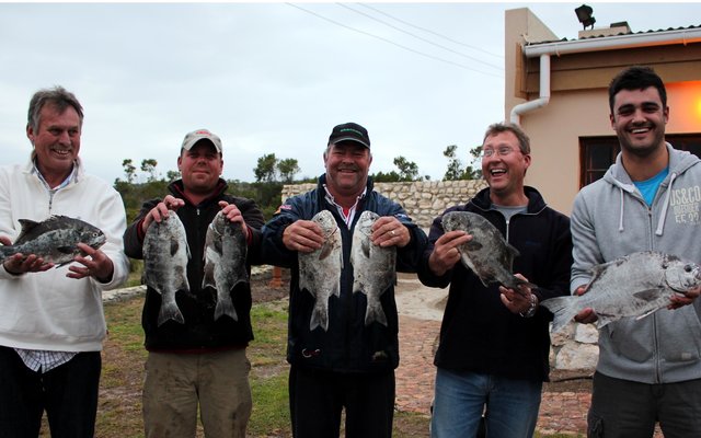 Vrolike hengelaars - Eldo Marais, Mico Swart, Oubaas Lesch, Sihan Toua en Zach de Wet